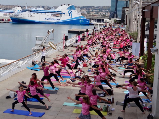 Membres de l'association au Yoga Rose Géant à côté du port